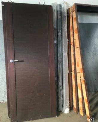 porte in legno scuro, completo di telaio e manigli
