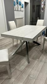 Tavolo da pranzo con sedie