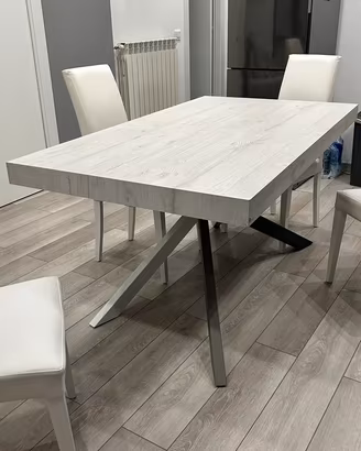 Tavolo da pranzo con sedie