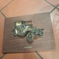 Auto d'epoca montato su base in legno