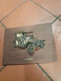 Auto d'epoca montato su base in legno