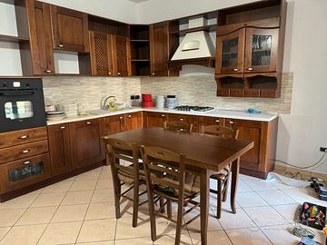 Cucina con tavolo e sedie