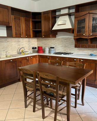 Cucina con tavolo e sedie