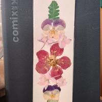 Segnalibro artigianale con fiori secchi