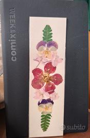 Segnalibro artigianale con fiori secchi