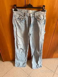pantaloni jeans strappati sul ginocchio