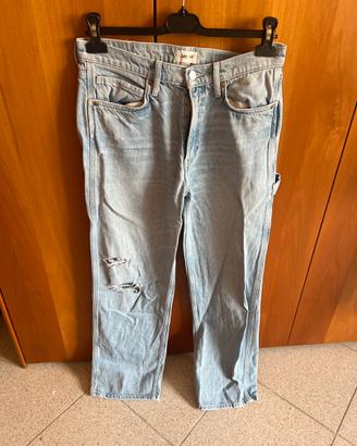 pantaloni jeans strappati sul ginocchio