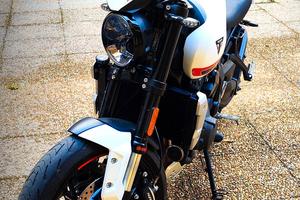 Triumph Trident 660 Crystal White