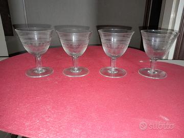 Bicchieri in vetro con lavorazione a mola