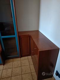 soggiorno con vetrina e porta televisore 