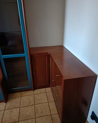 soggiorno con vetrina e porta televisore 