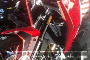 Moto Morini X-Cape 700 E5+ rossa cerchi a raggi di