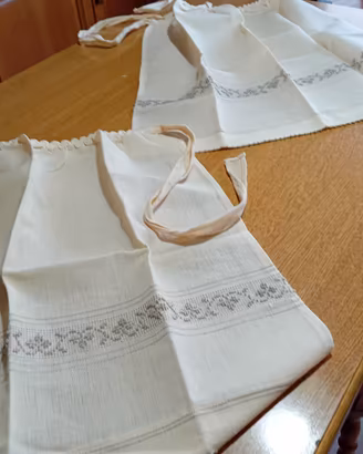 GREMBIULI in lino. nuovi