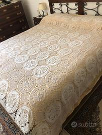 Copriletto qntico lino e uncinetto ricamato a mano