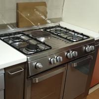 Cucina con forno e spazio per bombola a gas