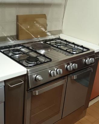Cucina con forno e spazio per bombola a gas