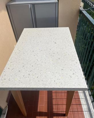 Tavolo allungabile con tre sedie