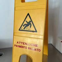 Cartello pavimento bagnato