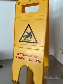 Cartello pavimento bagnato