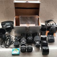 Olympus OM-10 analogica con obiettivi.