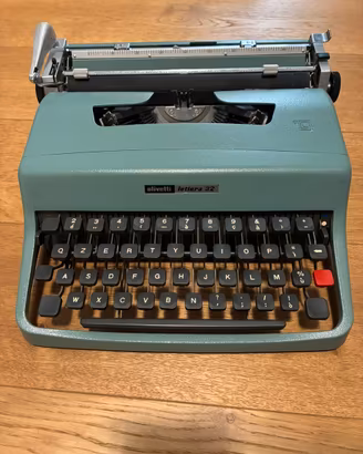Macchina da scrivere Olivetti Lettera 32