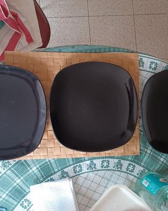 4 piatti piani neri