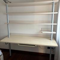 Scrivania a muro con mensole