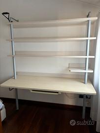 Scrivania a muro con mensole