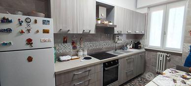 Cucina completa con elettrodomestici