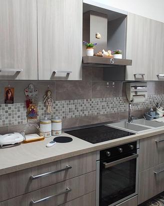 Cucina completa con elettrodomestici