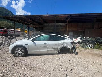 Tesla Y incidentata