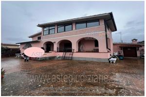 Villa o villino Lariano [A4357979]