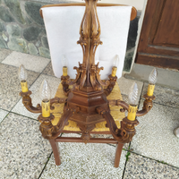 Lampadario in legno intagliato