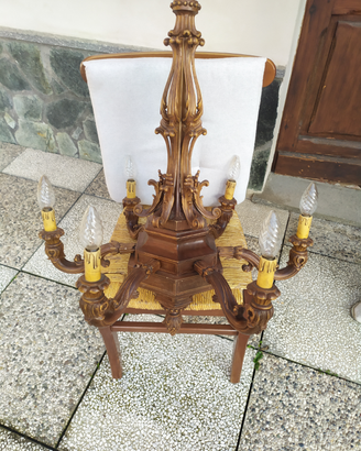 Lampadario in legno intagliato