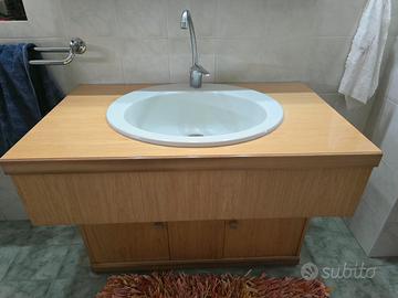 mobile bagno in legno con specchio e lavabo