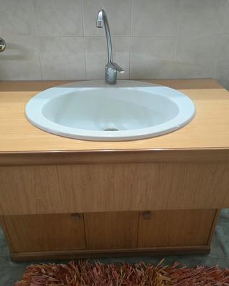 mobile bagno in legno con specchio e lavabo