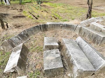 portale antico in pietra