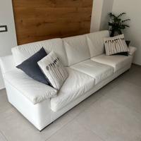 Divano in ecopelle colore bianco