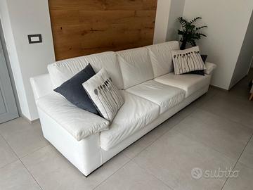 Divano in ecopelle colore bianco