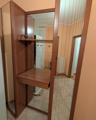 mobile da ingresso con attaccapanni