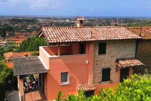 Villa di 100 m² con più di 5 locali a Seravezza
