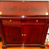 Scrittoio a ribalta in stile classico