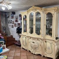 Cristalliera e mobile basso stile barocco