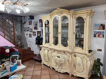 Cristalliera e mobile basso stile barocco