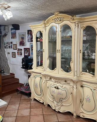 Cristalliera e mobile basso stile barocco
