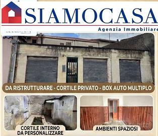 Casa con due garage e cortile