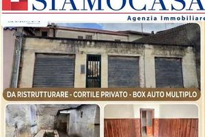 Casa con due garage e cortile