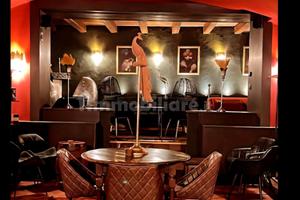 Locale cocktail bar con cucina