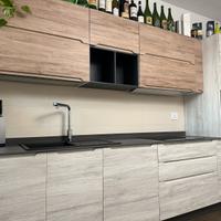 Cucina moderna seminuova con elettrodomestici