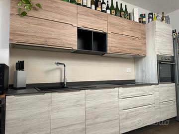 Cucina moderna seminuova con elettrodomestici